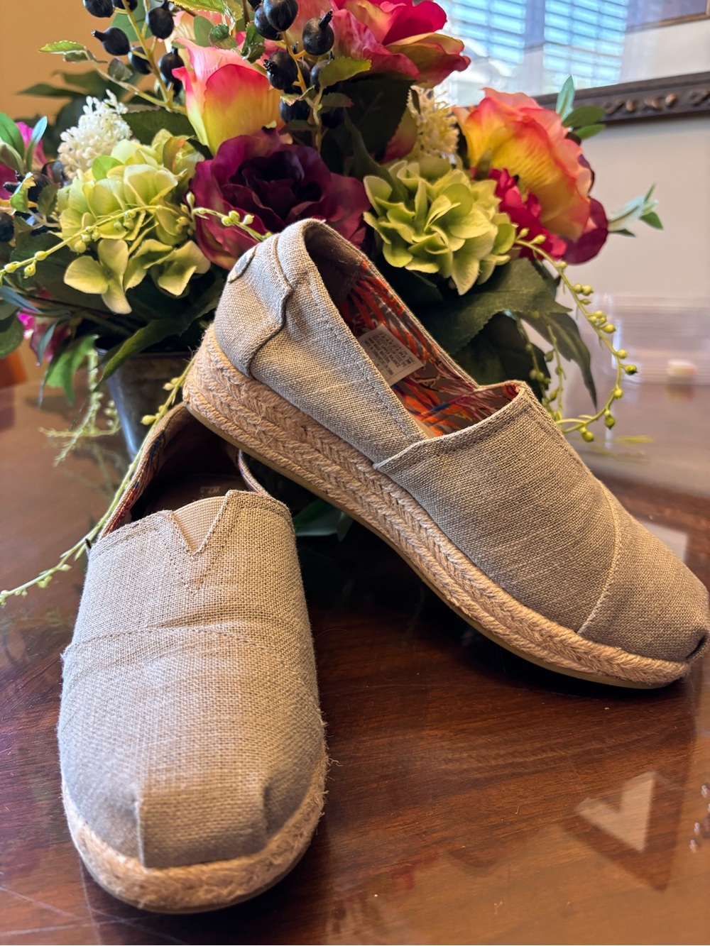 BOBS from Skechers Gray Slip-On Shoes with Multicolor Floral Lining Size 7.5